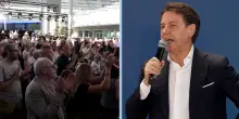 Conte omaggia Di Battista: &ldquo;Dibba, siamo con te, torna con noi. Forza, fai presto&rdquo;. A Nova lunghissimo applauso e platea in piedi
