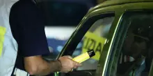 Positivo all&rsquo;alcoltest, chiama la cugina per farsi venire a prendere ma lei ha bevuto pi&ugrave; di lui
