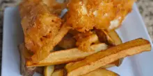 &ldquo;Dentro il negozio si arriva a 50 gradi e non entra nessuno&rdquo;: la grande crisi del fish and chips, tra prezzi alle stelle e giovani che non lo mangiano pi&ugrave;