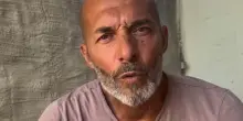 &ldquo;Il mio aggressore &egrave; a piede libero e avrebbe tentato di violentare un&rsquo;anziana. Deve morire qualcuno per poterlo fermare?&rdquo;: Max Laudadio si sfoga, ma i carabinieri smentiscono la sua versione