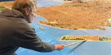 Vent&rsquo;anni di lavoro con il legno di balsa per costruire una New York in miniatura: la storia di Joe Macken, il camionista del Queens che ha iniziato quasi per caso e ora espone la sua opera in un museo