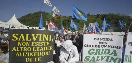 Pontida, Salvini convoca il congresso straordinario dopo le critiche dei dissidenti del Nord. Romeo non esclude una guida alternativa per la Lega