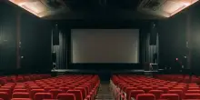 &ldquo;&Egrave; la cosa pi&ugrave; assurda che abbia mai visto al cinema&rdquo;: usa il telefono durante il film, un altro spettatore gli chiede di spegnerlo e poi gli spruzza addosso uno spray al peperoncino