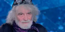 &ldquo;Ho un amore pi&ugrave; giovane di 24 anni. Innamorarsi a 76 anni &egrave; una cosa poetica e tragica. Ti puntano il dito, costa caro cercare un po&rsquo; di vita alla fine dei miei giorni&rdquo;: cos&igrave; Mauro Corona