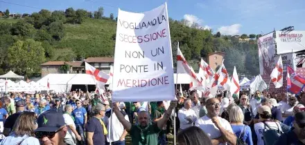 &ldquo;Questa sar&agrave; l&rsquo;ultima Pontida per Salvini&rdquo;. Il video racconto del raduno leghista tra deputati lancia coro e contestazioni (organizzate) contro i ribelli