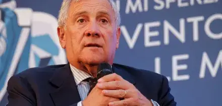 &ldquo;Meglio sposare una donna meno appariscente ma pi&ugrave; seria e affidabile, che ha le gonne un po&rsquo; pi&ugrave; lunghe&rdquo;: &egrave; polemica per le parole di Tajani