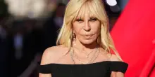 Donatella Versace lancia un nuovo brand con Revolve: &ldquo;Voglio parlare alle nuove generazioni attraverso la bellezza e la moda, in un modo completamente nuovo&rdquo;