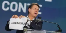 Conte strappa le leggi del governo Meloni sul palco di Nova: &ldquo;Faremo tabula rasa di riarmo, accordi con Israele e salvaladri&rdquo;