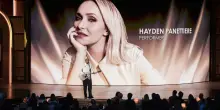 Amici e familiari salutano Hayden Panettiere in una cerimonia commemorativa a Malib&ugrave;: 150 invitati, ma la madre e il fidanzato erano assenti