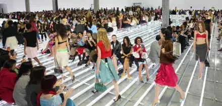 Milano Fashion Week 2026, Prada dedica un&rsquo;intera collezione alla gonna: &ldquo;Invita alla contraddizione. &Egrave; contemporanea perch&eacute; flessibile e adattabile&rdquo;