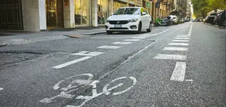 Investito da un&rsquo;auto mentre pedalava in bici: morto bimbo di sette anni a Torino