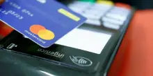Consulente di banca entra nell&rsquo;account di una cliente e fa prelievi per oltre 180mila euro in 3 anni: rinviata a giudizio