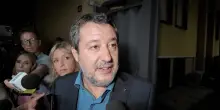 &ldquo;Diesel a 2,60 euro? Colpa della Sardone&rdquo;. Salvini scherza sul caro carburanti ma non risponde e se ne va