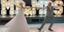 &ldquo;Il mio pap&agrave; mi ha rubato la scena, ma &egrave; stato bellissimo&rdquo;: insegna al padre, che vive a 240 chilometri da lei, la coreografia del ballo di nozze su FaceTime e il risultato &egrave; sorprendente