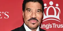 Lionel Richie per la terza volta ricoverato in ospedale: il cuore del &ldquo;re della disco&rdquo; cede ancora, il tour viene cancellato