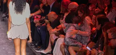 Dal sesso in prima fila da Diesel al pranzo di nozze di Marras , passando per la sensualit&agrave; della Carr&agrave; da Fendi: l&rsquo;ossessione per la sfilata che si fa performance alla Milano Fashion Week 2026