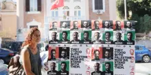 Global Sumud Flotilla, presidio a Roma per i quattro attivisti detenuti a Tunisi: &ldquo;Condizioni sono sempre pi&ugrave; gravi. Temiamo per la loro vita&rdquo;