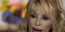 &ldquo;Tutti devono preoccuparsi di quello che potrei fare&rdquo;: le minacce del nipote di Dolly Parton e l&rsquo;ordinanza restrittiva richiesta dal manager della cantante nei suoi confronti