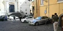 Ragazza di 20 anni accoltellata alle spalle da uno sconosciuto in centro a Salerno: &egrave; caccia all&rsquo;aggressore