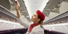 &ldquo;Mai in bagno in calzini e niente sedili vicino alla toilette. Non si sa mai accanto a chi si finir&agrave; quando si sceglie il posto in aereo ma ci sono dei trucchi&rdquo;: il decalogo dell&rsquo;ex assistente di volo