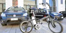 Anziano entra in autostrada con la bicicletta elettrica e percorre 2 chilometri prima di essere fermato dalla polizia stradale