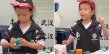 Sei anni, un cubo di Rubik e due record mondiali in tre giorni: la bimba prodigio che sta stupendo il mondo