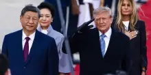 Xi arriva negli Usa accolto sul tappeto rosso da Trump e Melania. La visita di Stato per smussare le tensioni (con basse aspettative)
