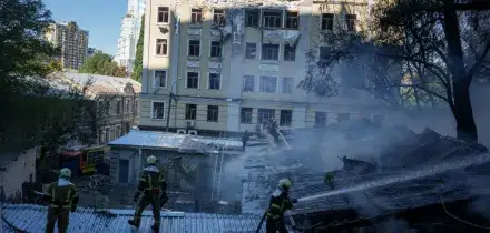 Droni russi su un palazzo a Kiev: ucciso un 14enne. Due morti e cinque feriti per un attacco ucraino su due mercati nel Donetsk
