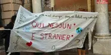 &ldquo;Qui nessuno &egrave; straniero&rdquo;. A Genova la polizia rimuove lo striscione dei bambini contro il decreto Valditara. Sul posto Salis: &ldquo;Chiesti chiarimenti alla Questura&rdquo;