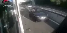 Quindicenne guida con auto rubata in autostrada e sperona un&rsquo;altra macchina, l&rsquo;inseguimento dei carabinieri