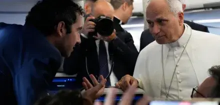 Papa Leone in viaggio verso la Francia risponde ai giornalisti: &ldquo;Contento che siate qui, la copertura mediatica &egrave; necessaria&rdquo;