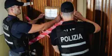 &ldquo;Mio figlio ha fatto del male a qualcuno&rdquo;, cadavere fatto a pezzi trovato nell&rsquo;appartamento di una professoressa a Torino