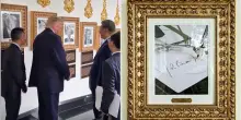 Trump mostra a Xi l&rsquo;immagine dell&rsquo;autopen al posto del ritratto di Biden. E il leader cinese scoppia a ridere
