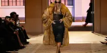Gucci deve tornare a vendere e Demna trasforma la passerella in una boutique: &ldquo;Volete che venda? Ecco una collezione di prodotti da mettere in vetrina&rdquo;