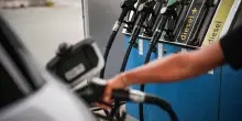 Lo sconto delle accise si dimezza: il diesel risale a 2,357 euro, in autostrada a 2,439. Luned&igrave; inizia il price cap di Eni