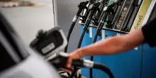Il decreto di Meloni non c&rsquo;&egrave;, lo sconto neppure: il prezzo del gasolio torna a 2,25 euro al litro. &ldquo;Il governo tradisce la promessa fatta ai cittadini&rdquo;