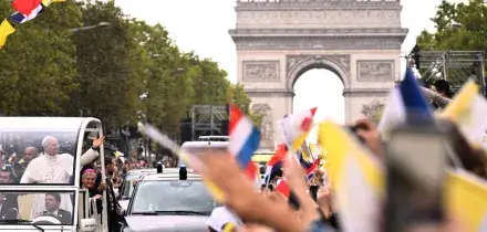 Leone XIV conquista Parigi la laica: 800mila persone alla messa in Place de la Concorde. Presente anche Brigitte Macron