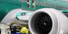 Nuovo incubo per il Boeing 737 Max: bug nel software mette a rischio l&rsquo;atterraggio automatico. E le compagnie aeree gi&agrave; si ribellano