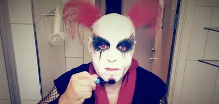 &Egrave; morto Bruno Kramm, il fondatore della band tedesca Das Ich si accascia sul palco dopo il concerto a Granada