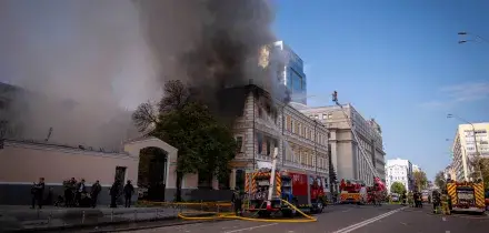Raid con droni russi in centro di Kiev: colpita anche l&rsquo;Accademia delle Scienze. Morta una donna, 19 feriti &ndash; video
