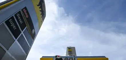 Carburanti, da oggi in vigore il tetto Eni. Ma l&rsquo;effetto sulla media nazionale dei prezzi &egrave; minimo: meno di 1 cent/litro