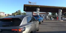 Tetto Eni ai carburanti: automobili in coda e distributori esauriti in diverse citt&agrave;