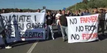 Trattori in strada e traffico bloccato: gli agricoltori protestano contro il caro carburanti. &ldquo;Il prezzo dei prodotti aumenter&agrave;&rdquo;
