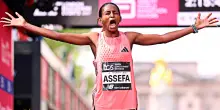 L&rsquo;impresa di Assefa: vince la maratona di Berlino con il tendine d&rsquo;Achille rotto. &ldquo;Era completamente staccato, correva su una gamba sola&rdquo;