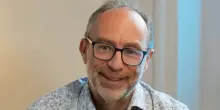 Il fondatore di Wikipedia Jimmy Wales avverte: &ldquo;AI non &egrave; abbastanza affidabile per scrivere articoli&rdquo;