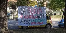&ldquo;La scuola &egrave; aperta a tutti&rdquo;: lo striscione affisso a Pinerolo e rimosso dai Carabinieri &egrave; tornato dov&rsquo;era