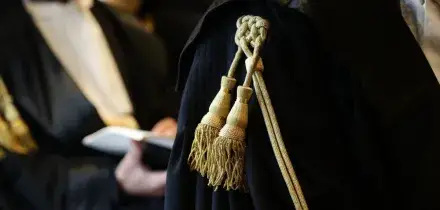 &ldquo;Mostrava i genitali e si masturbava di fronte a una 18enne&rdquo;: giudice sospeso dal Csm. Lui: &ldquo;Solo frasi volgari, mi scuso&rdquo;