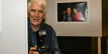 Morto Umberto Pizzi, il fotografo del Cafonal e della dolce vita che dava del tu ai divi di Hollywood