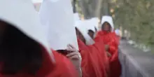 Aborto libero e sicuro, le attiviste come le ancelle di Margaret Atwood: &ldquo;Consultori chiusi e pi&ugrave; obiettori, la situazione peggiora di anno in anno&rdquo;