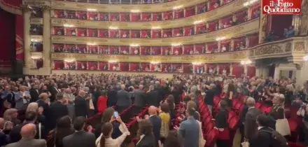 La platea della Scala intona &ldquo;Bella Ciao&rdquo; al termine delle celebrazioni per i 120 anni della Cgil